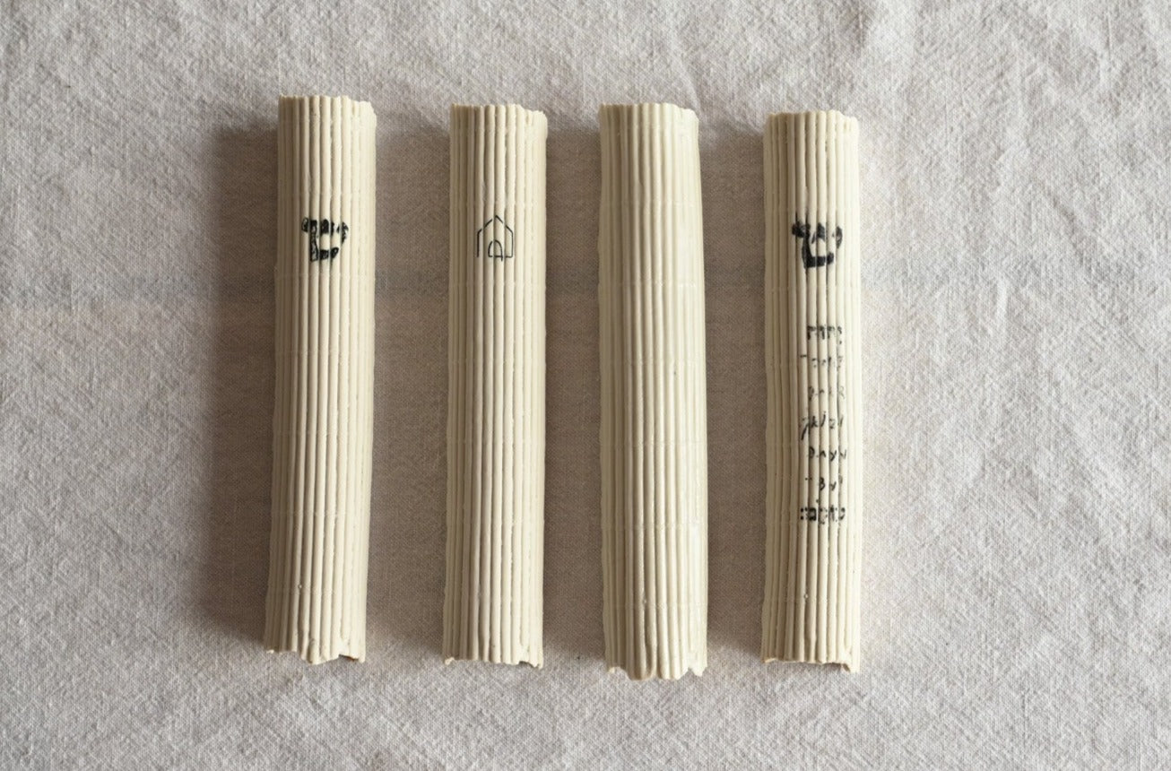 בית מזוזה עבודת יד מקרמיקה סטודיו עדי ניסני. בית מזוזה לבן