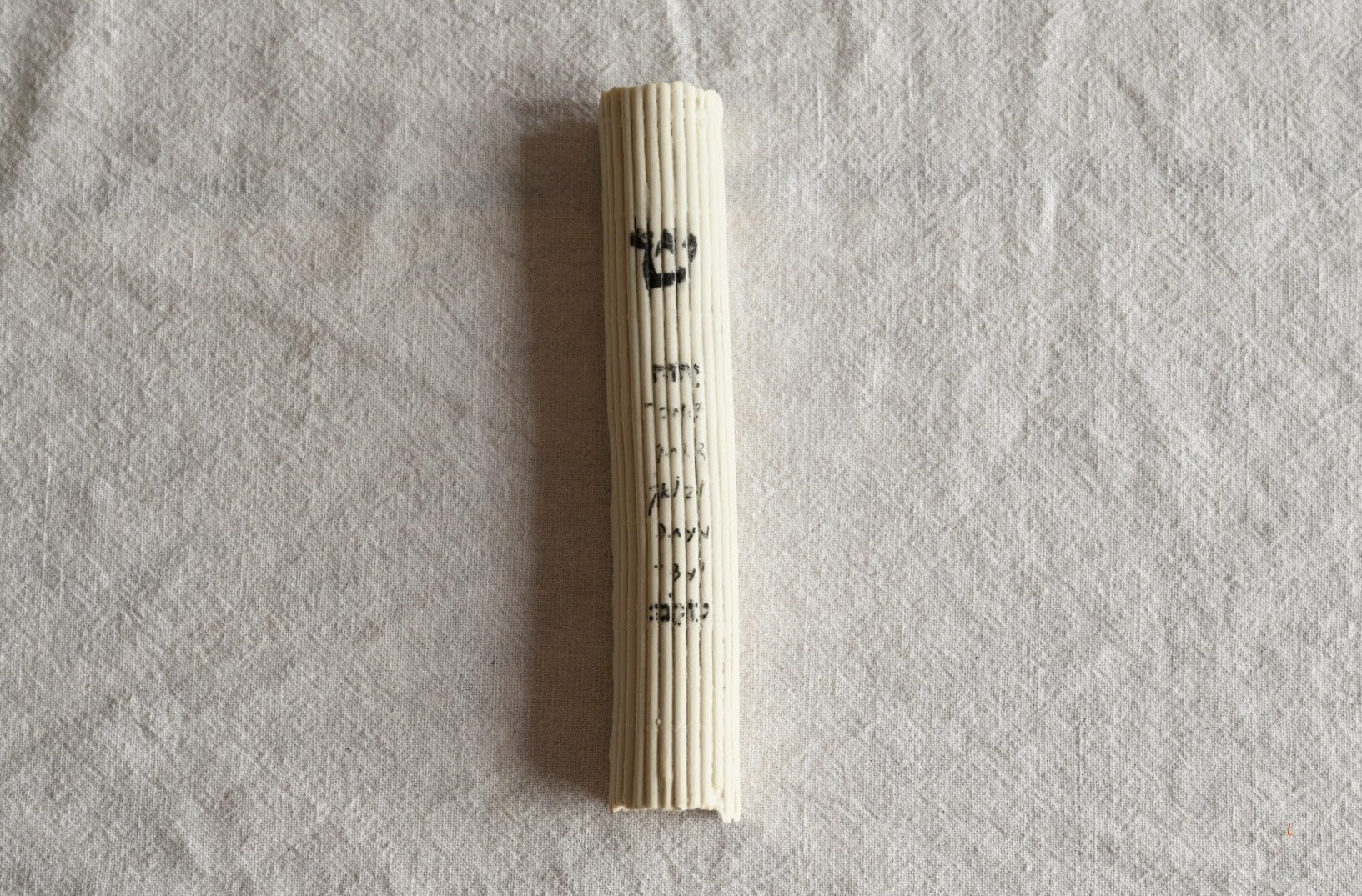 בית מזוזה עבודת יד מקרמיקה סטודיו עדי ניסני. בית מזוזה לבן