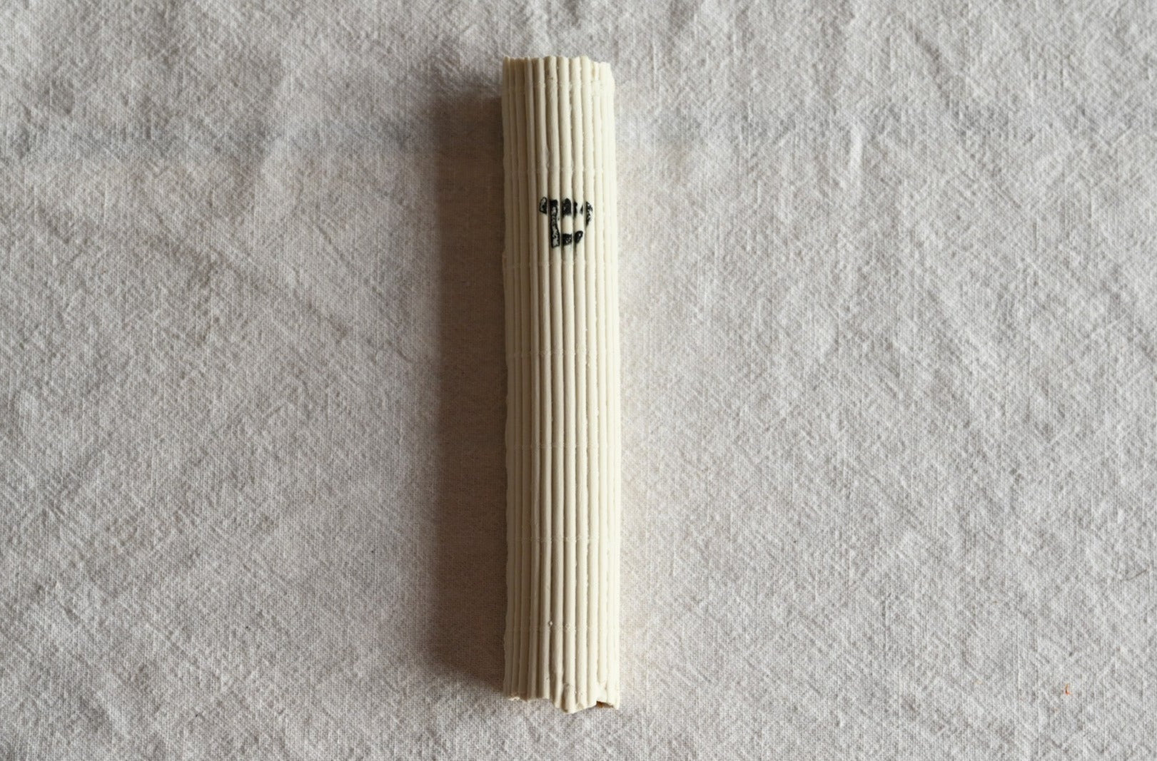 בית מזוזה עבודת יד מקרמיקה סטודיו עדי ניסני. בית מזוזה לבן