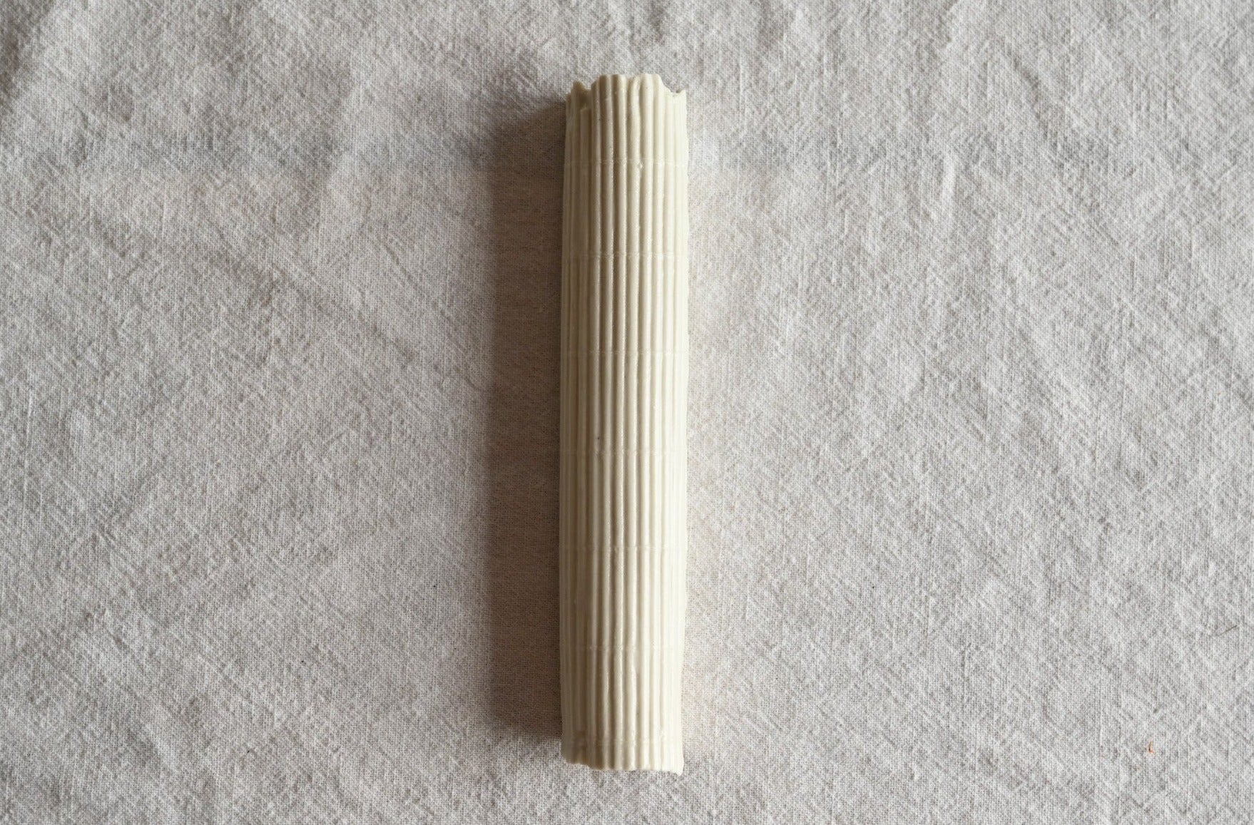 בית מזוזה עבודת יד מקרמיקה סטודיו עדי ניסני. בית מזוזה לבן