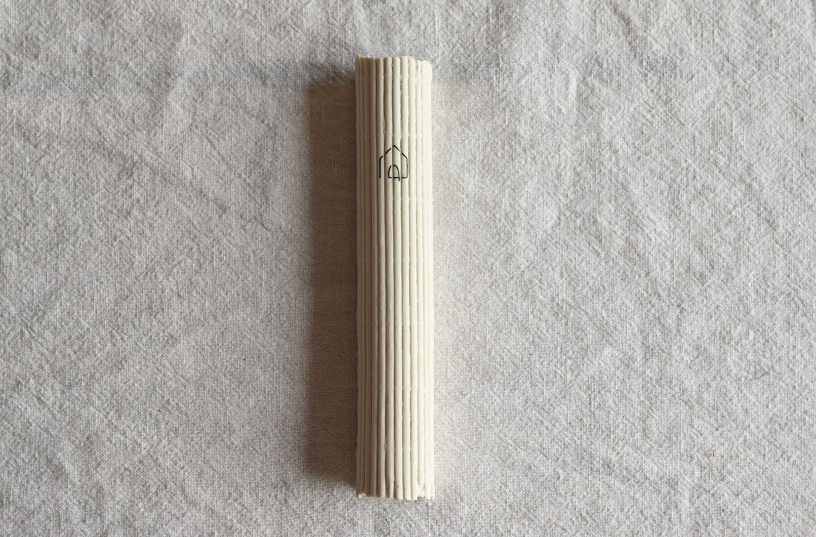 בית מזוזה עבודת יד מקרמיקה סטודיו עדי ניסני. בית מזוזה לבן