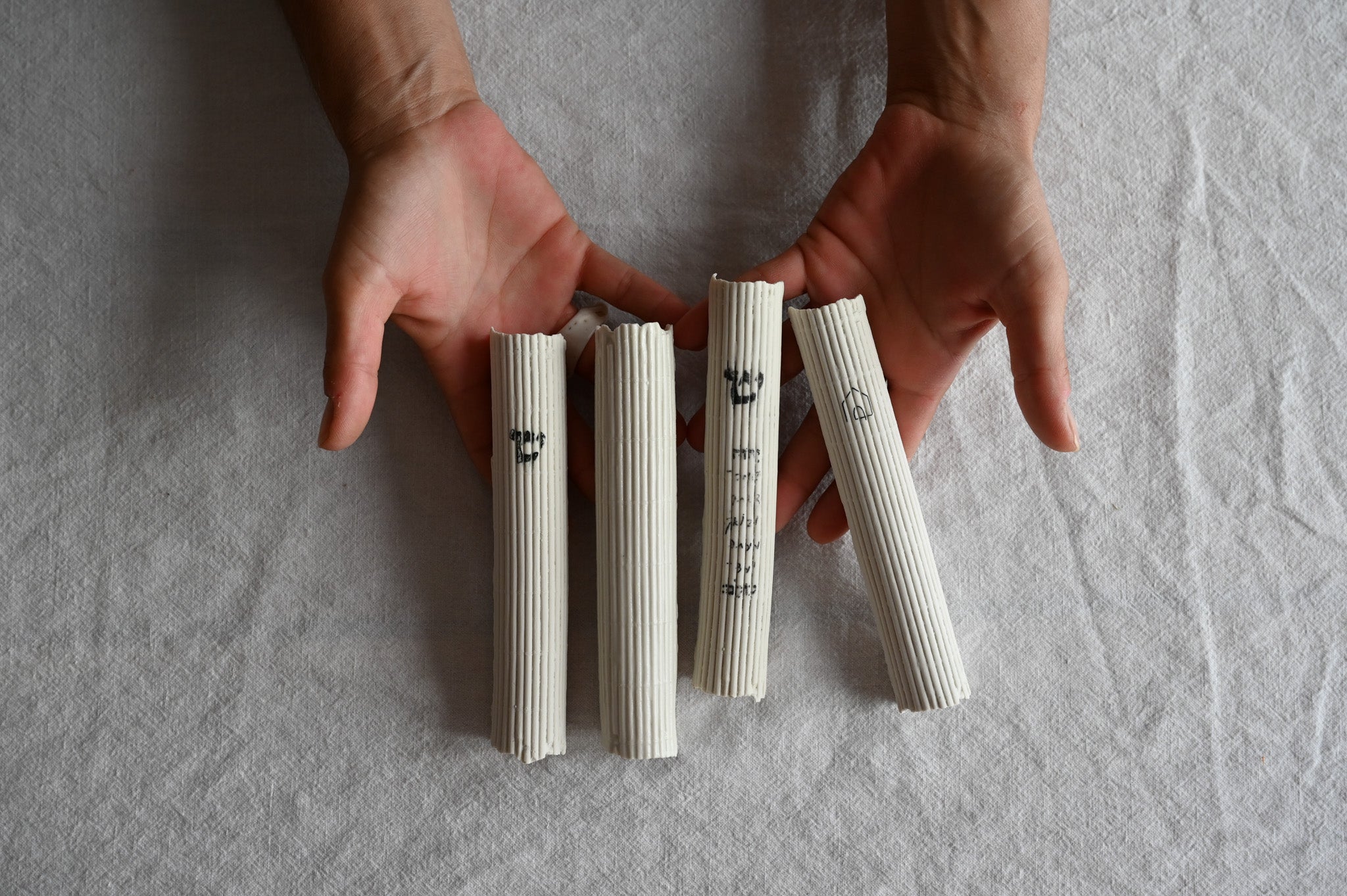 בית מזוזה עבודת יד מקרמיקה סטודיו עדי ניסני. בית מזוזה לבן